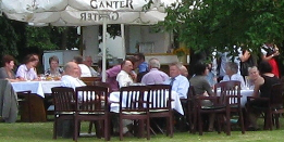 Familie in Garten